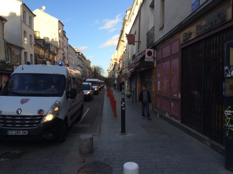 Around 20 police people carriers leaving Saint-Denis after the raid
