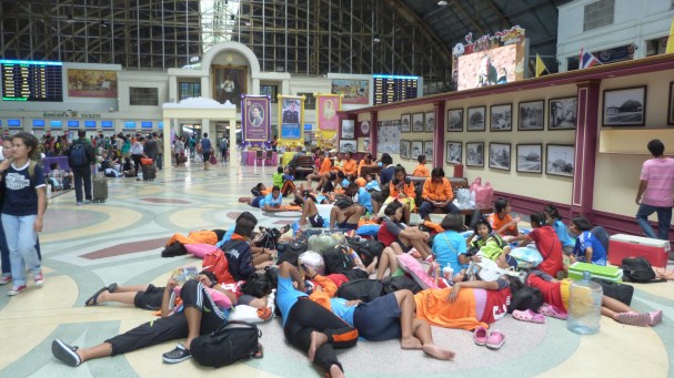 King and Queen watching over passengers at Hua Lamphong Station